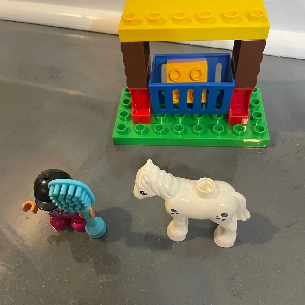 LEGO Duplo 10806 Horse Set Stable Farm White Ponies Rider Accessories Equestrian